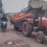 ननि के वार्ड 40 में धंस गया ड्रेेनेज, फंसा ईंट लोड ट्रेक्टर