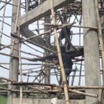 चितरंगी में पानी टंकी निर्माण पर सवाल: मजदूरों की जान जोखिम में, नाबालिगों से काम कराने का आरोप