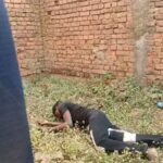 संदिग्ध परिस्थितियों में शव मिलने से सनसनी सिंगरौली/मझीगवां। सिंगरौली जिले के बरगवां थाना क्षेत्र अंतर्गत मझीगवां गांव में संदिग्ध परिस्थितियों में एक व्यक्ति का शव मिलने से क्षेत्र में सनसनी फैल गई। जानकारी के अनुसार सड़क किनारे बन रहे एक निर्माणाधीन मकान में एक व्यक्ति का शव पड़ा मिला। आसपास के लोगों ने जब शव देखा तो तुरंत इसकी सूचना पुलिस को दी, जिसके बाद इलाके में हड़कंप मच गया। मृतक की पहचान देवधारी सिंह गोंड निवासी बड़गड़ के रूप में हुई है। बताया जा रहा है कि वह कुछ दिन पहले अपने ससुराल मझीगवां आए हुए थे। घटना की सूचना मिलते ही पुलिस को अवगत कराया गया है। पुलिस मामले की जांच में जुट गई है और मौत के कारणों का पता लगाने का प्रयास किया जा रहा है।