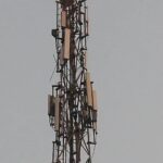 सिस्टम से हारा युवक 6 घंटे तक मोबाइल टॉवर पर चढ़ा, प्रशासन के आश्वासन पर उतरा