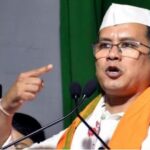 गुवाहाटी: चुनाव से पहले असम की सियासत में बड़ा उलटफेर, कांग्रेस के वरिष्ठ नेता Bordoloi भाजपा में शामिल  गुवाहाटी। असम की राजनीति में विधानसभा चुनाव से ठीक पहले बड़ा राजनीतिक बदलाव देखने को मिला है। कांग्रेस के वरिष्ठ नेता Pradyut Bordoloi ने पार्टी से इस्तीफा देकर सत्तारूढ़ Bharatiya Janata Party (भाजपा) का दामन थाम लिया है। इस घटनाक्रम से राज्य की राजनीति में हलचल तेज हो गई है और सियासी बयानबाजी भी शुरू हो गई है।  कांग्रेस ने Bordoloi के इस फैसले को ‘दुर्भाग्यपूर्ण’ बताया है। असम कांग्रेस अध्यक्ष Gaurav Gogoi ने कहा कि पार्टी इस निर्णय से निराश है, लेकिन इसे उनका व्यक्तिगत फैसला मानती है। उन्होंने कहा कि कांग्रेस ने Bordoloi को हमेशा अहम जिम्मेदारियां दीं—उन्हें लोकसभा चुनाव में टिकट दिया गया और विधानसभा चुनाव में उनके परिवार को भी प्रतिनिधित्व दिया गया, बावजूद इसके उन्होंने पार्टी छोड़ दी।  दरअसल, नगांव से सांसद रहे Bordoloi ने अपने इस्तीफे में आरोप लगाया था कि पार्टी के भीतर उनके साथ अपमानजनक व्यवहार किया गया। इसके बाद उन्होंने नई दिल्ली में आयोजित कार्यक्रम में औपचारिक रूप से भाजपा की सदस्यता ग्रहण की। इस मौके पर असम के मुख्यमंत्री Himanta Biswa Sarma सहित कई वरिष्ठ नेता मौजूद रहे।  Bordoloi का यह कदम इसलिए भी महत्वपूर्ण माना जा रहा है क्योंकि वे कांग्रेस के प्रमुख नेताओं में शामिल थे और हाल ही में पार्टी की चुनावी घोषणापत्र समिति के अध्यक्ष भी थे। उन्होंने भाजपा सरकार और मुख्यमंत्री के खिलाफ कथित भ्रष्टाचार के आरोपों से जुड़ी ‘चार्जशीट’ भी तैयार की थी। ऐसे में उनका भाजपा में शामिल होना राजनीतिक गलियारों में कई सवाल खड़े कर रहा है।  कांग्रेस के अन्य नेताओं ने भी इस पर कड़ी प्रतिक्रिया दी है। धुबरी से सांसद Rakibul Hussain ने कहा कि Bordoloi ने पहले भाजपा सरकार पर गंभीर आरोप लगाए थे और अब उसी पार्टी में शामिल हो गए हैं, जो राजनीतिक नैतिकता पर सवाल खड़ा करता है।  वहीं, Gaurav Gogoi ने Bordoloi के बेटे प्रतीक Bordoloi को लेकर भी प्रतिक्रिया दी। उन्होंने कहा कि पार्टी को उनके प्रति सहानुभूति है और कांग्रेस उनका समर्थन जारी रखेगी। प्रतीक Bordoloi को मार्घेरिटा विधानसभा सीट से उम्मीदवार बनाया गया है, ऐसे में पिता के भाजपा में जाने के बाद उनके रुख पर सभी की नजरें टिकी हैं।  आगामी विधानसभा चुनाव (9 अप्रैल) से पहले हुए इस घटनाक्रम को दोनों दलों के लिए अहम माना जा रहा है। जहां भाजपा इसे अपनी मजबूती के रूप में देख रही है, वहीं कांग्रेस के लिए यह बड़ा झटका माना जा रहा है। राजनीतिक विश्लेषकों का मानना है कि खासकर नगांव और आसपास के क्षेत्रों में Bordoloi का प्रभाव चुनावी समीकरण बदल सकता है।  फिलहाल, असम की राजनीति में यह मुद्दा चर्चा का केंद्र बना हुआ है और आने वाले दिनों में इसके दूरगामी असर देखने को मिल सकते हैं।