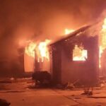 काबुल पर एयरस्ट्राइक का दावा, भारी तबाही और सैकड़ों मौतों की आशंका  काबुल। काबुल में बीती रात एयरस्ट्राइक किए जाने का दावा सामने आया है। रिपोर्ट्स के अनुसार, पाकिस्तानी वायुसेना के लड़ाकू विमानों ने शहर के कई इलाकों को निशाना बनाया। शुरुआती जानकारी में करीब 400 लोगों की मौत और 250 से अधिक के घायल होने की बात कही जा रही है, हालांकि इन आंकड़ों की आधिकारिक पुष्टि नहीं हुई है।  मीडिया रिपोर्ट्स के मुताबिक दारुलअमान, अरजान कीमत, खैरखाना और काबुल अंतरराष्ट्रीय हवाई अड्डा के आसपास जोरदार धमाकों और गोलीबारी की आवाजें सुनी गईं। तालिबान सरकार के प्रवक्ता जबीहुल्लाह मुजाहिद ने आरोप लगाया है कि हमले में एक नशा मुक्ति अस्पताल को भी निशाना बनाया गया। उन्होंने इसे मानवता के खिलाफ अपराध और अफगानिस्तान के एयरस्पेस का उल्लंघन बताया।  अफगान सरकार के डिप्टी प्रवक्ता हमदुल्लाह फितरत के अनुसार हमला स्थानीय समयानुसार रात करीब 9 बजे हुआ। जिस अस्पताल को निशाना बनाए जाने का दावा है, वह लगभग 2000 बेड की क्षमता वाला बताया जा रहा है और उसे भारी नुकसान पहुंचा है।  घटनास्थल पर पहुंचे मीडिया कर्मियों ने अस्पताल के कुछ हिस्सों में आग लगी होने की जानकारी दी। वहीं, 30 से अधिक शवों को स्ट्रेचर के जरिए बाहर ले जाते देखा गया। अस्पताल प्रशासन के मुताबिक वहां बड़ी संख्या में मरीज मौजूद थे, जिससे मृतकों और घायलों की संख्या बढ़ने की आशंका है।  इस घटना की निंदा करते हुए अफगानिस्तान के क्रिकेटर राशिद खान ने सोशल मीडिया पर दुख जताया और कहा कि हमलों में कई निर्दोष नागरिकों की जान गई है।  अंतरराष्ट्रीय कानून के तहत नागरिक इलाकों पर हमला युद्ध अपराध माना जाता है। घटना के बाद स्थानीय लोगों ने संयुक्त राष्ट्र (यूएन) और मानवाधिकार संगठनों से निष्पक्ष जांच और दोषियों के खिलाफ कड़ी कार्रवाई की मांग की है।