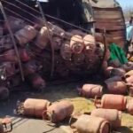 घरेलू गैस सिलेंडरों से भरा ट्रक पलटा, चालक घायल; बड़ा हादसा टला