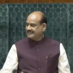 लोकसभा में 8 सांसदों का निलंबन वापस, बजट सत्र के बीच लिया गया फैसला  नई दिल्ली। नई दिल्ली लोकसभा में मंगलवार 17 मार्च को एक महत्वपूर्ण निर्णय लेते हुए पहले चरण में निलंबित किए गए 8 सांसदों का सस्पेंशन वापस ले लिया गया। इनमें कांग्रेस के 7 और वाम दल के एक सांसद शामिल हैं।  गौरतलब है कि इन सांसदों को 4 फरवरी को पूरे बजट सत्र के लिए निलंबित किया गया था। उन पर सदन में हंगामे के दौरान पीठासीन अधिकारी कृष्णा प्रसाद तेन्नेटी की कुर्सी की ओर कागज फेंकने का आरोप लगा था। यह विवाद उस समय हुआ था जब राहुल गांधी सदन में 2020 के भारत-चीन सीमा तनाव, विशेषकर पूर्वी लद्दाख के मुद्दे का जिक्र कर रहे थे।  निलंबन वापस लेने के लिए कांग्रेस सांसद के. सुरेश समेत तीन सांसदों ने प्रस्ताव रखा, जिसे सदन ने ध्वनि मत से पारित कर दिया। इस प्रस्ताव का समर्थन धर्मेंद्र यादव (सपा) ने भी किया। उन्होंने कहा कि सदन की मर्यादा बनाए रखना सभी की जिम्मेदारी है और सत्ता पक्ष को भी इसका पालन करना चाहिए।  धर्मेंद्र यादव ने विशेष रूप से निशिकांत दुबे का उल्लेख करते हुए मर्यादा बनाए रखने की बात कही, जिसके बाद सत्ता पक्ष के सदस्यों ने हंगामा शुरू कर दिया। इस दौरान लोकसभा अध्यक्ष ओम बिरला ने सदस्यों से अपील की कि वे प्लेकार्ड और एआई से बनाई गई तस्वीरों का प्रदर्शन न करें।  इस घटनाक्रम के बाद सदन की कार्यवाही के दौरान राजनीतिक माहौल गर्म रहा, हालांकि निलंबन वापसी के फैसले से विपक्षी दलों को राहत मिली है।