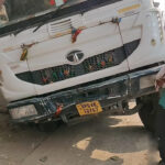 नाली में धंसा हाईवा, सवारी सहित ऑटो चालक बाल-बाल बचा — विश्रामगह रोड पर लगा जाम