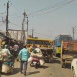 दो पक्षों में विवाद, बोलेरो का कांच फोड़ा; बाजार में लगा जाम