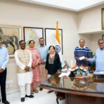 अमेरिका में बसे डॉ. धर्मपाल जैन ने समाज कल्याण हेतु राज्यपाल को 5 लाख का चेक भेंट किया