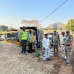 परिवहन विभाग ने कबाड़ से लदी पिकअप की जब्त, क्षमता से तीन गुना बच्चों से भरी स्कूल वैन पकड़ी