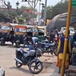 सवारी को लेकर दो ऑटो चालकों में मारपीट, लाठी-डंडे चले, वीडियो वायरल