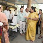 प्रभारी मंत्री ने गोलाई बस्ती जयंत स्थित राशन दुकान का किया औचक निरीक्षण