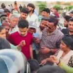 मोबाइल छीनकर भाग रहे बदमाश कार से टकराए, दो पकड़े गए, एक मोबाइल लेकर हुआ फरार