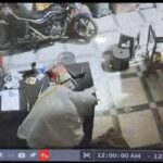 बोरी ओढ़कर दुकान में घुसा चोर, 90 हजार नकद पार; CCTV में कैद ‘बोरी वाला’