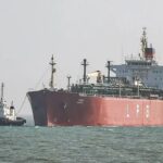 ईरान का बड़ा बयान: होर्मुज जलडमरूमध्य दुश्मनों के लिए बंद, मित्र देशों को मिल रही छूट तेहरान: तेहरान में ईरान के विदेश मंत्री अब्बास अराघची ने होर्मुज जलडमरूमध्य को लेकर बड़ा बयान दिया है। उन्होंने कहा कि यह समुद्री मार्ग पूरी तरह बंद नहीं है, बल्कि केवल दुश्मन देशों और उनके सहयोगियों के लिए प्रतिबंधित किया गया है। राज्य टीवी को दिए बयान में अराघची ने स्पष्ट किया कि ईरान की सशस्त्र सेनाएं मित्र देशों के जहाजों को सुरक्षित मार्ग प्रदान कर रही हैं। वहीं अमेरिका, इजरायल और उनके सहयोगियों के जहाजों व तेल टैंकरों को रोका जा रहा है। ईरान के अनुसार भारत, चीन, रूस, इराक और पाकिस्तान जैसे देशों के जहाजों को समन्वय के बाद गुजरने की अनुमति दी जा रही है। गौरतलब है कि होर्मुज जलडमरूमध्य वैश्विक तेल आपूर्ति का एक प्रमुख मार्ग है, जहां से दुनिया की करीब 20 प्रतिशत तेल आपूर्ति गुजरती है। ऐसे में इस क्षेत्र में बढ़ते तनाव का असर अंतरराष्ट्रीय ऊर्जा बाजार पर भी देखने को मिल रहा है और तेल कीमतों में उतार-चढ़ाव जारी है। यह बयान ऐसे समय में आया है जब अमेरिका और ईरान के बीच तनाव चरम पर है। व्हाइट हाउस ने हाल ही में ईरान को चेतावनी दी थी कि यदि वह शांति समझौते के लिए आगे नहीं बढ़ता, तो उसे गंभीर परिणाम भुगतने पड़ सकते हैं। अराघची ने साफ कहा कि फिलहाल ईरान प्रतिरोध की नीति पर कायम है और इस समय बातचीत की संभावना नहीं है।