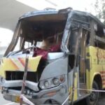 करोल बाग में बस पलटने से बड़ा हादसा, 2 की मौत, कई घायल