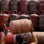 एलपीजी की कमी की अफवाहों पर सरकार की सफाई  सब हेडिंग: घबराकर गैस सिलेंडर बुक न करें, देश में पर्याप्त भंडार मौजूद: केंद्र  नई दिल्ली। देश में एलपीजी की संभावित कमी को लेकर फैल रही अफवाहों के बीच केंद्र सरकार ने उपभोक्ताओं से घबराकर गैस सिलेंडर की बुकिंग न करने की अपील की है। सरकार ने स्पष्ट किया है कि देश में रसोई गैस का पर्याप्त भंडार उपलब्ध है और आम लोगों को अनावश्यक रूप से सिलेंडर बुक कराने की जरूरत नहीं है।  सरकारी अधिकारियों के अनुसार पश्चिम एशिया में बढ़ते तनाव के कारण ऊर्जा आपूर्ति को लेकर चिंताएं जरूर बढ़ी हैं, लेकिन भारत की आपूर्ति व्यवस्था फिलहाल पूरी तरह सुरक्षित है। अधिकारियों ने बताया कि देश को इस समय प्रतिदिन लगभग 55 लाख बैरल कच्चे तेल की आपूर्ति मिल रही है, जो सामान्य परिस्थितियों में होने वाली आपूर्ति के बराबर या उससे अधिक है।  विशेषज्ञों का कहना है कि पश्चिम एशिया में चल रहे तनाव और Strait of Hormuz के आसपास बढ़ी सुरक्षा चिंताओं के कारण वैश्विक ऊर्जा बाजार में अस्थिरता देखी जा रही है। यह जलडमरूमध्य दुनिया के सबसे महत्वपूर्ण तेल परिवहन मार्गों में से एक है और भारत के ऊर्जा आयात का बड़ा हिस्सा इसी रास्ते से होकर आता है।  सरकार ने कहा कि पिछले कुछ वर्षों में तेल और गैस आपूर्ति के स्रोतों को विविध बनाने के लिए कई कदम उठाए गए हैं, जिससे किसी एक क्षेत्र या मार्ग पर निर्भरता कम हुई है। यही कारण है कि मौजूदा अंतरराष्ट्रीय परिस्थितियों के बावजूद भारत में ऊर्जा आपूर्ति पर बड़ा असर नहीं पड़ा है।  हालांकि वैश्विक बाजार में उतार-चढ़ाव का असर कीमतों पर दिखाई दे रहा है। 7 मार्च को एलपीजी की कीमतों में 60 रुपये की बढ़ोतरी की गई थी। New Delhi में 14.2 किलोग्राम के घरेलू गैस सिलेंडर की कीमत अब 913 रुपये हो गई है, जबकि 19 किलोग्राम का कमर्शियल सिलेंडर करीब 1,883 रुपये में मिल रहा है।  सरकार ने लोगों से अपील की है कि वे अफवाहों पर ध्यान न दें और केवल आवश्यकता के अनुसार ही सिलेंडर बुक करें। अधिकारियों के अनुसार यदि लोग घबराकर बड़ी संख्या में सिलेंडर बुक करते हैं तो इससे वितरण प्रणाली पर अनावश्यक दबाव पड़ सकता है। सरकार ने भरोसा दिलाया है कि देश में एलपीजी का पर्याप्त भंडार मौजूद है और आपूर्ति को लेकर किसी तरह की घबराहट की जरूरत नहीं है।