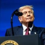 ईरान युद्ध जल्द खत्म हो सकता है: डोनाल्ड ट्रंप  सब हेडिंग: कहा– सैन्य अभियान के अधिकांश लक्ष्य पूरे, जरूरत पड़ी तो तुरंत खत्म होगा संघर्ष  वॉशिंगटन। अमेरिका के पूर्व राष्ट्रपति Donald Trump ने ईरान के साथ जारी संघर्ष को लेकर बड़ा बयान दिया है। ट्रंप ने कहा कि यह युद्ध जल्द समाप्त हो सकता है और यदि वह चाहें तो इसे किसी भी समय खत्म किया जा सकता है। उनका यह बयान ऐसे समय आया है जब पश्चिम एशिया में तनाव लगातार बढ़ रहा है और कई इलाकों में सैन्य गतिविधियां जारी हैं।  एक फोन इंटरव्यू में ट्रंप ने कहा कि सैन्य अभियान के अधिकांश लक्ष्य पूरे किए जा चुके हैं और अब ईरान में हमलों के लिए बहुत कम सैन्य ठिकाने बचे हैं। उन्होंने दावा किया कि स्थिति काफी हद तक नियंत्रण में है और आवश्यकता पड़ने पर युद्ध तुरंत समाप्त किया जा सकता है।  हालांकि ट्रंप के बयान के बावजूद क्षेत्र में हमले जारी हैं। इसी बीच इजराइल के रक्षा मंत्री Israel Katz ने कहा कि अमेरिका और इजराइल का संयुक्त सैन्य अभियान तब तक जारी रहेगा जब तक सभी रणनीतिक लक्ष्य हासिल नहीं हो जाते। उन्होंने स्पष्ट किया कि इस अभियान की कोई निश्चित समय सीमा नहीं है और ईरान के सैन्य ठिकानों को लगातार निशाना बनाया जाएगा।  ट्रंप ने ईरान को चेतावनी देते हुए कहा कि यदि उसने किसी भी तरह की नई सैन्य कार्रवाई की तो उसे गंभीर परिणाम भुगतने पड़ सकते हैं। उनका दावा है कि अमेरिकी हमलों से ईरान की नौसेना, वायुसेना और मिसाइल क्षमता को काफी नुकसान पहुंचा है।  इससे पहले ट्रंप ने Strait of Hormuz को लेकर भी चेतावनी दी थी। उन्होंने कहा था कि यदि ईरान ने इस महत्वपूर्ण समुद्री मार्ग में बारूदी सुरंगें बिछाई हैं तो उन्हें तुरंत हटाया जाना चाहिए, अन्यथा अमेरिका की प्रतिक्रिया बेहद कड़ी होगी।  गौरतलब है कि होर्मुज जलडमरूमध्य दुनिया के सबसे महत्वपूर्ण तेल मार्गों में से एक है, जहां से वैश्विक तेल आपूर्ति का बड़ा हिस्सा गुजरता है। ऐसे में इस क्षेत्र में बढ़ता तनाव वैश्विक ऊर्जा बाजार और अंतरराष्ट्रीय सुरक्षा के लिए चिंता का विषय बन गया है।