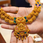 सोना-चांदी में गिरावट, वैश्विक संकेतों और मजबूत डॉलर का असर