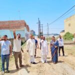 वार्ड 38 ढोटी में पीसीसी सड़क निर्माण कार्य का महापौर ने किया निरीक्षण