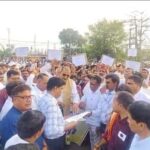 टीईटी अनिवार्यता के विरोध में शिक्षकों का कलेक्ट्रेट घेराव