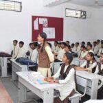 स्कूल चले अभियान के तहत आयोजित भविष्य से भेट कार्यक्रम के तहत जिलाधिकारी पहुचे विद्यालय ली बच्चो की क्लास