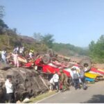 अनियंत्रित बस पलटी 9 यात्रियों की मौत