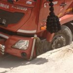 जबलपुर में लापरवाही का खामियाजा: कांचघर रोड पर धंसे तीन वाहन, घंटों लगा जाम