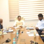 विभागीय अधिकारी एवं निर्माण एजेंसी आपसी समन्वय से समय-सीमा में पूर्ण करें कार्य: उप मुख्यमंत्री श्री शुक्ल