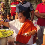 अतिक्रमण कार्रवाई के विरोध में सड़क पर उतरीं उमा भारती, ठेले पर पोहा बेचकर जताया विरोध