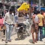 चलती बाइक में लगी भीषण आग, कूदकर बची सवारों की जान