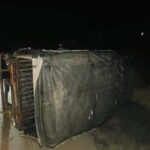 तेज रफ्तार ऑटो की टक्कर से बाइक सवार घायल, खाई में गिरा वाहन