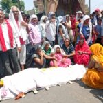 पोल से गिरकर आउटसोर्स कर्मचारी की मौत, परिजनों का चक्का जाम