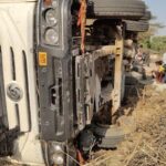 मॉडल विद्यालय के पास पलटा रेत से भरा हाईवा, बाल-बाल बचीं 9 जिंदगियां