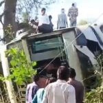 टीकमगढ़ में यात्री बस पलटी, 11 लोग घायल; जिला अस्पताल में इलाज जारी