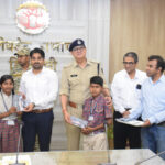 कलेक्टर एवं एसपी ने सैनिक स्कूल का भ्रमण करने जा रहे छात्रो से किया संवाद