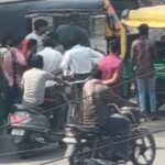 माजन मोड़ चौराहे पर ऑटो किराये को लेकर भिड़े महिला और चालक, बीच सड़क पर 15 मिनट तक हुआ हाई-वोल्टेज ड्रामा