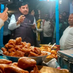 नवजीवन विहार में मुख्यमंत्री डॉ. मोहन यादव ने ठेले पर खाया समोसा