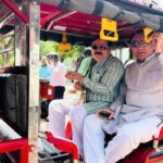 ई-रिक्शा से कैबिनेट बैठक के लिए मंत्रालय पहुंचे मंत्री द्वय श्री टेटवाल और श्री पंवार