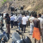 जियावान में अल्ट्राटेक सीमेंट से भरा तेज रफ्तार ट्रेलर पलटा, केबिन में फंसे ड्राइवर को पुलिस और जनता ने सुरक्षित निकाला