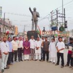 कांग्रेस कार्यकर्ताओं ने गांधीवादी तरीके से मुख्यमंत्री का किया विरोध प्रदर्शन