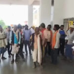 250 एकड़ सरकारी जमीन पर फर्जी पट्टे का आरोप, न्याय की मांग को लेकर कलेक्ट्रेट पहुंचे कतरिहार के ग्रामीण