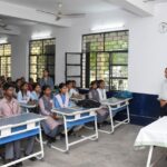 नगर निगम आयुक्त ने पीएम श्री हायर सेकेंडरी स्कूल विंध्य नगर में विद्यार्थियों से साझा किए जीवन के अनुभव, सफलता के लिए दिए प्रेरणादायी संदेश