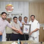 सेवा निवृत्त कर्मचारियों को दी गई भावभीनी विदाई