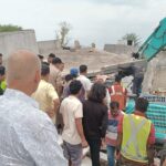 रेलवे परियोजना के लिए मकान तोड़ने के दौरान हादसा, मलबे में दबा पोकलेन ऑपरेटर