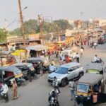 बस स्टैंड तिराहे पर बड़ा हादसा टला, अनियंत्रित बस ने पोल, पार्क की दीवार और दुकान को मारी टक्कर