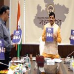 मुख्यमंत्री डॉ. यादव ने आपदा में बचाव पर ब्रेल लिपि में प्रकाशित पुस्तक का किया लोकार्पण