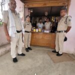 अवैध शराब के खिलाफ आबकारी विभाग की सख्त कार्रवाई, किराने की दुकान से देशी मदिरा जब्त
