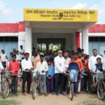 सांसद ने बरवाडीह स्कूल में छात्र-छात्राओं को बांटी साइकिलें; चितरंगी क्षेत्र में किया जनसंवाद