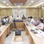 लक्ष्य के अनुसार वृक्षारोपण के कार्य निर्धारित समय सीमा में पूर्ण किए जाएं : कलेक्टर