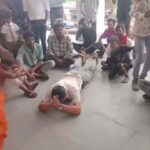 13 साल से अधूरी सड़क के लिए ग्रामीणों का अनोखा प्रदर्शन, कलेक्ट्रेट पहुंच दंडवत लेटे सरपंच पति