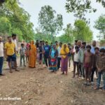 आदिवासी बस्ती की जर्जर सड़क से बढ़ी परेशानी, ग्रामीणों ने की निर्माण की मांग